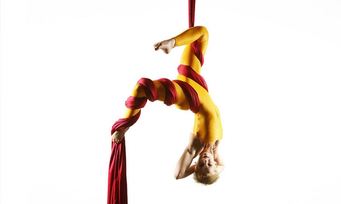 Andrea Engler | Vertikaltuch-Akrobatik
