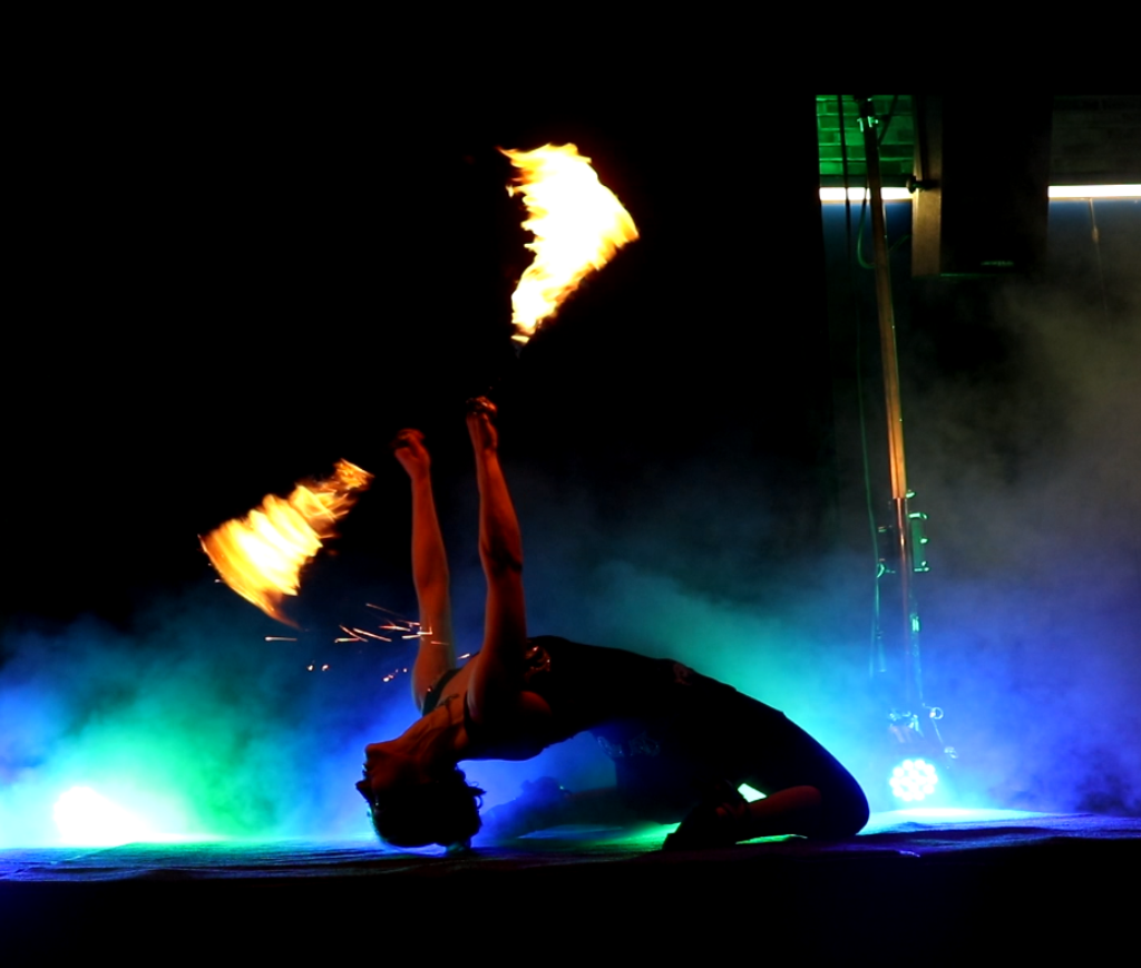 Feuershow mit Bühne auf einem Stadtfest mit Bühnenhintergrund mit Traverse