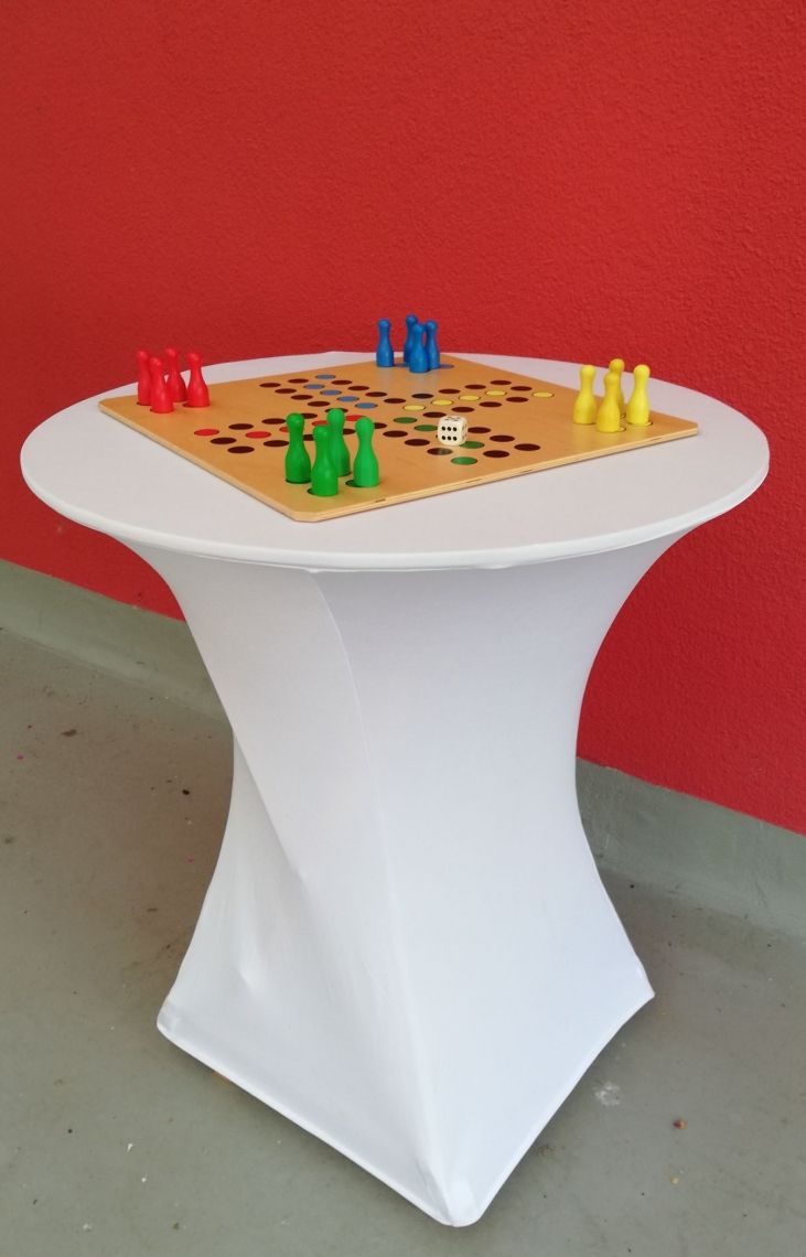 Ein Spieltisch mit dem Würfelspiel Mensch-Ärgere-Dich-Nicht
