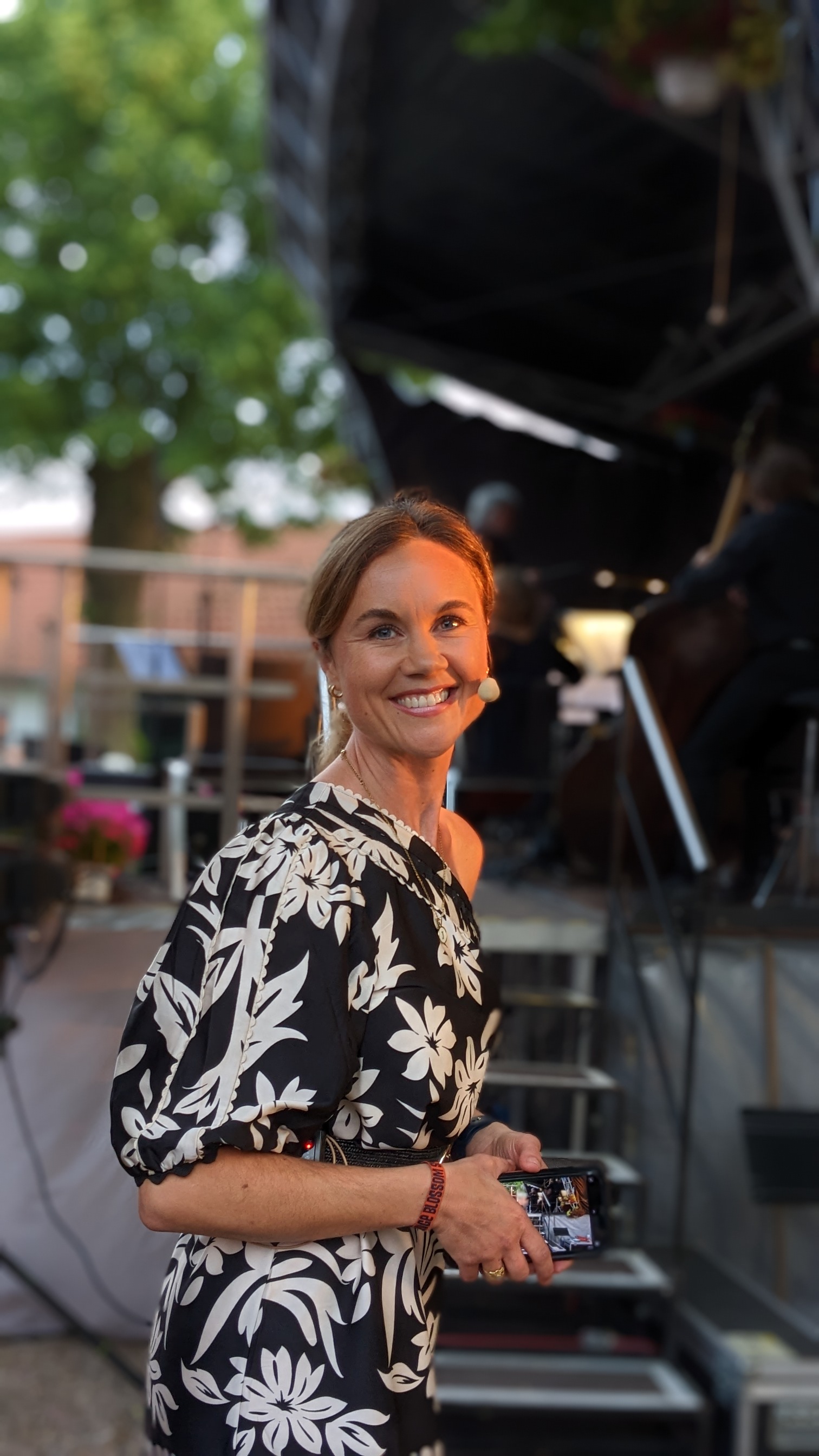 Moderatorin Julia Ures 